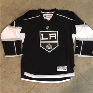 LA Kings jersey in a Youth Small/Medium.